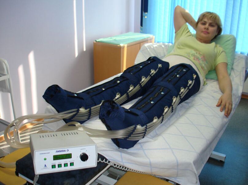 Pressothérapie pour le traitement des varices des jambes.